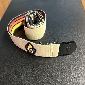 Arcade tan stretch belt pattern on back clip closure